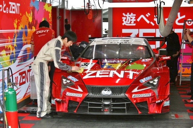 【体験レポート①】スーパーGT2017開幕!メカニック体験としてトヨタ神戸校の学生が参加